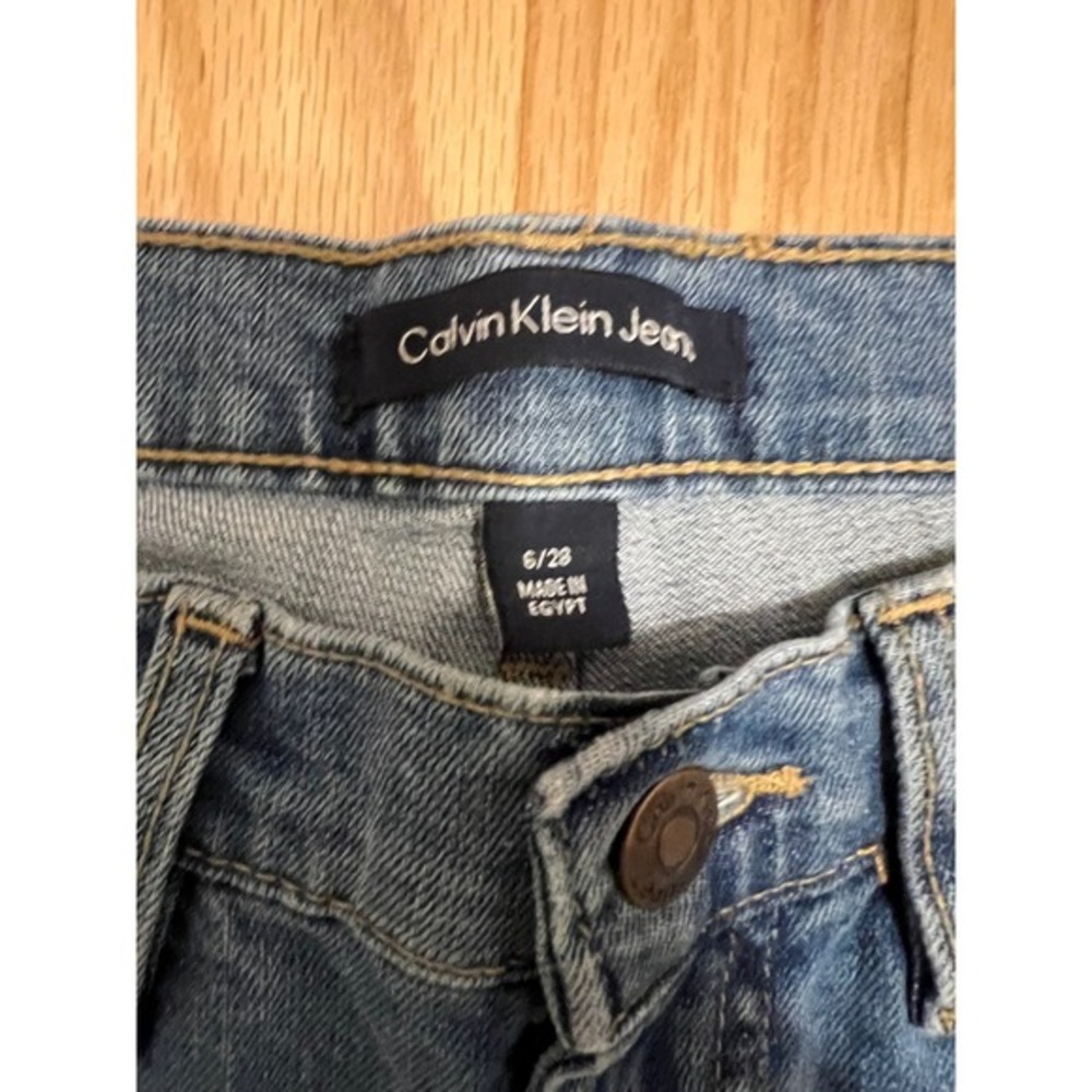 Calvin Klein Jeans Womens Blue Wash Cropped Straight Leg Raw Hem Denim Size 6 - Picture 2 of 6